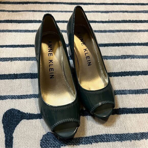 Anne Klein NEW!! Green Leather, Slip On, Peep Toe, Chunky Heel. WMN 6M - Picture 2 of 6